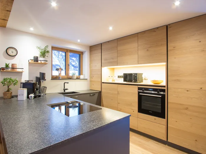 Moderne Küche Grau mit Holz