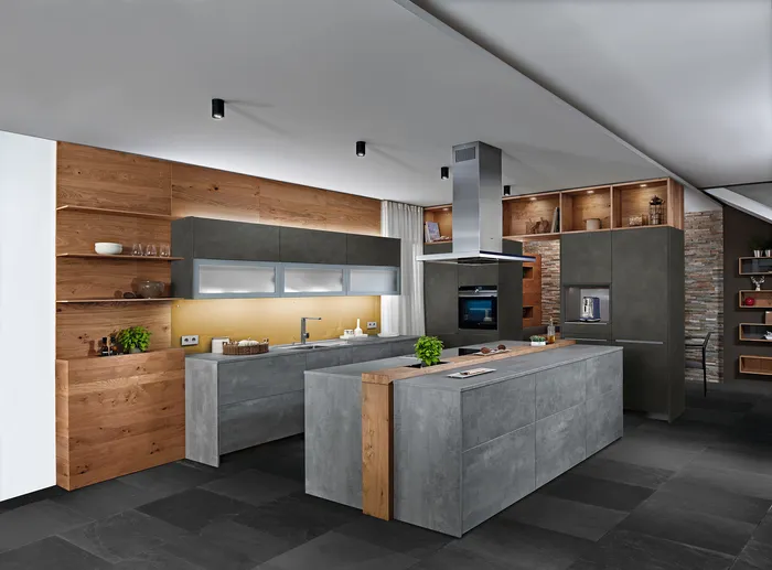 Moderne Einbauküche mit Betonoptik, Holzakzenten und Kochinsel mit Kräutern