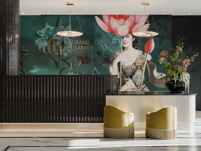 Luxuriöse Hotellobby des Grand Elisabeth Bad Ischl mit floraler Wandkunst und Designmöbeln