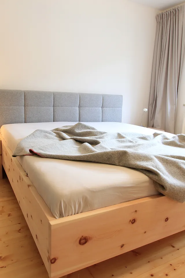 Zirbenbett mit Lodenkopfteil