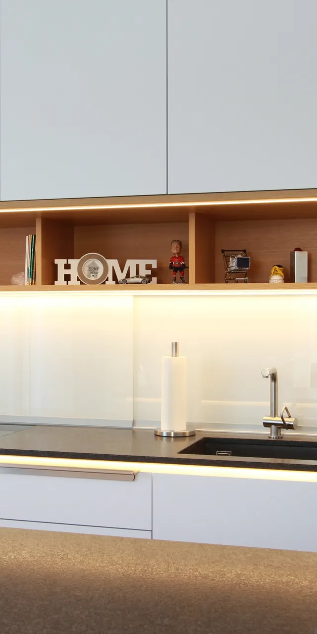 Küche weiß mit Holz kombiniert