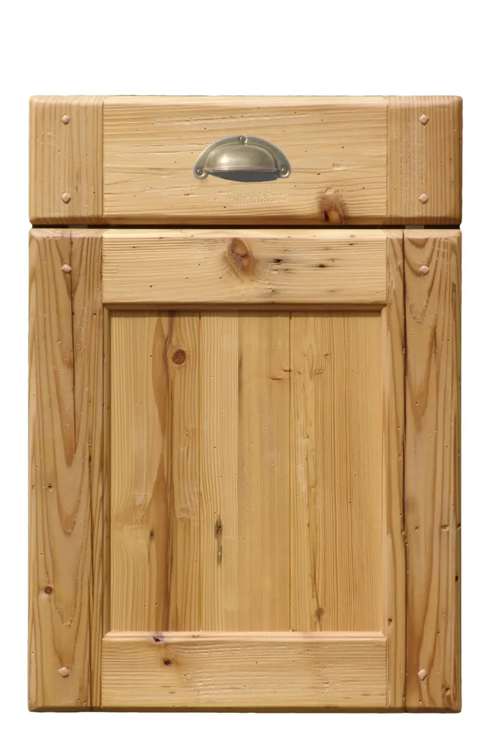 Rustikale Küchenschranktür aus naturbelassenem Holz mit Metallgriff