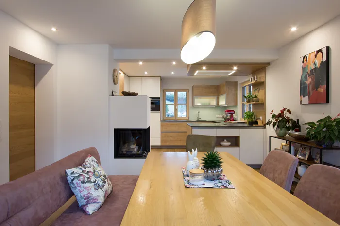 Moderne Wohnküche mit Holztisch, bequemer Sitzbank und stilvoller Dekoration