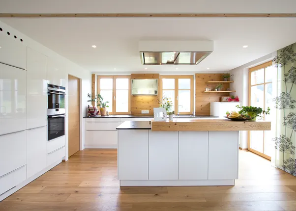 Moderne Küche mit Holz