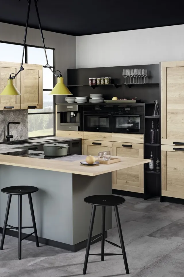 Moderne Einbauküche mit Holzfronten, Kücheninsel, Hockern und Hängelampen im Industrial-Stil