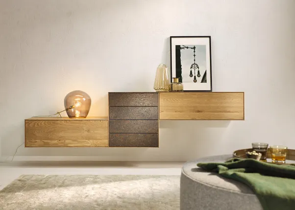 Modernes Wohnzimmer mit schwebendem Lowboard aus Holz und dekorativer Beleuchtung