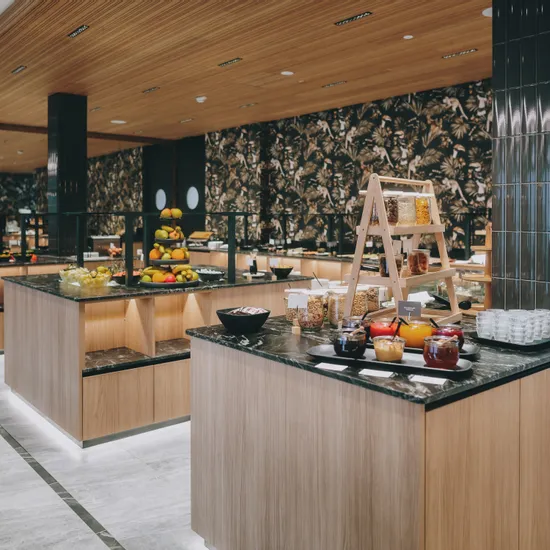 Modernes Hotel-Buffet aus Holz