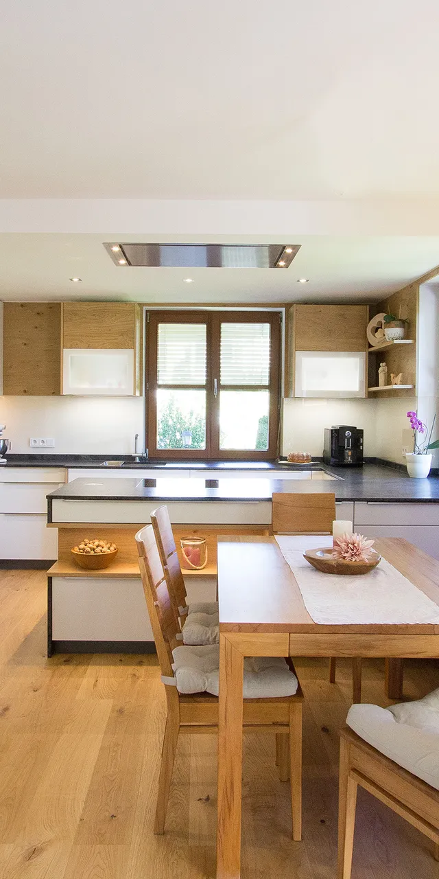 Moderne Wohnküche mit Holzboden, Einbauküche und Essbereich mit pinker Bank