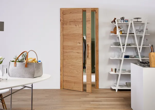 Moderne Küche mit Holzboden, offener Regaleinrichtung und geöffneter Schwenktür aus Holz