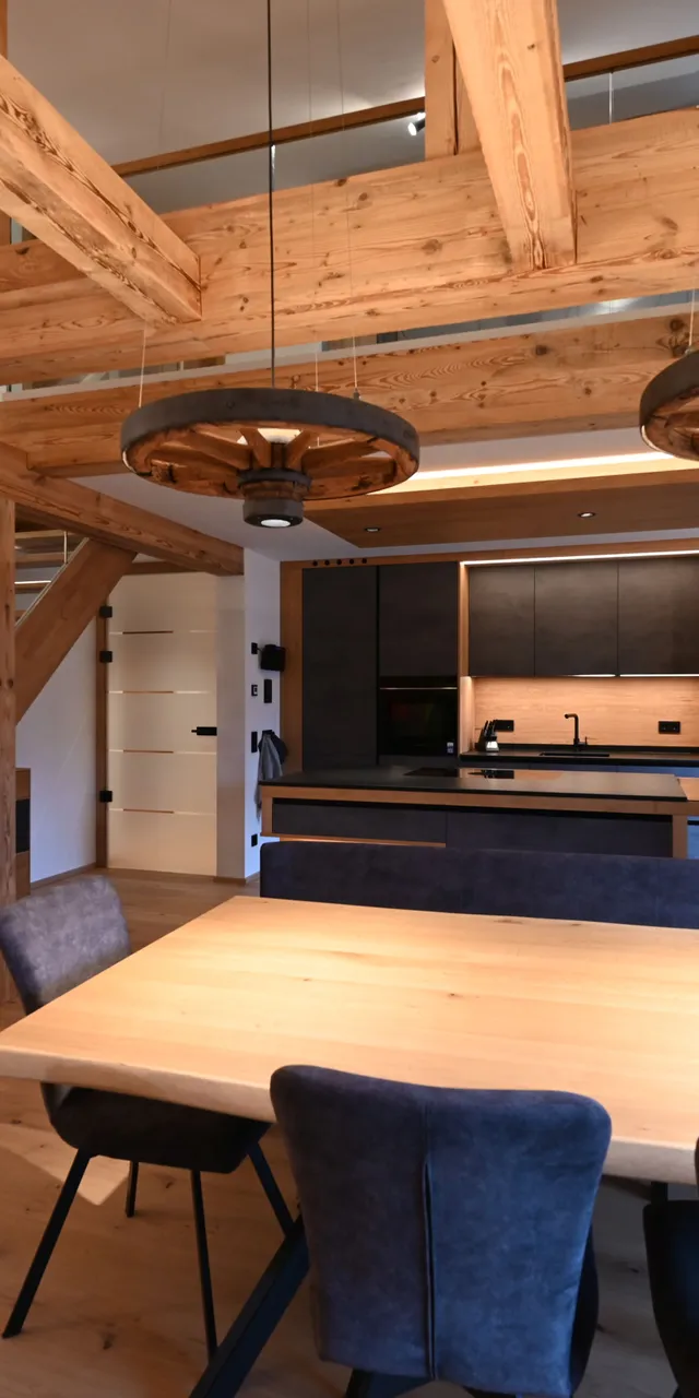 Moderne Holzküche mit Essbereich, offener Treppe und sichtbaren Deckenbalken