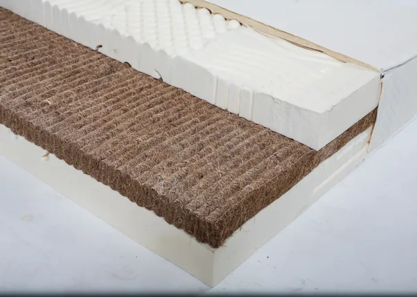 Querschnitt einer Naturlatexmatratze mit Kokosfaserschicht und Wellenstruktur