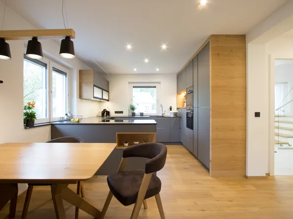 Graue moderne Küche mit Essplatz