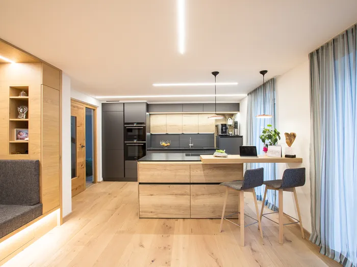 Moderne dunkle Küche mit Kücheninsel in Holz Optik