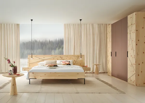 Modernes Schlafzimmer mit hellem Holzbett, Vorhängen und Waldtapete im Hintergrund