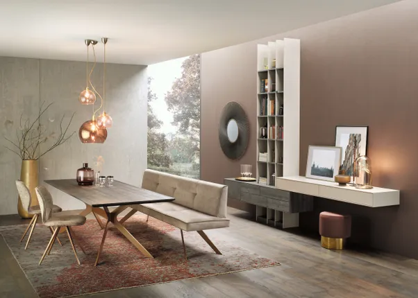 Modernes Esszimmer mit Holz-Esstisch, Designerstühlen, Pendelleuchten und Wandregal