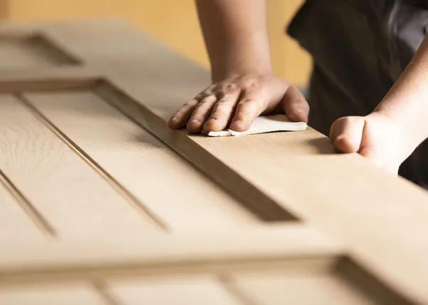 Hand schleift Holztüroberfläche für Tischlerei oder Möbelveredelung