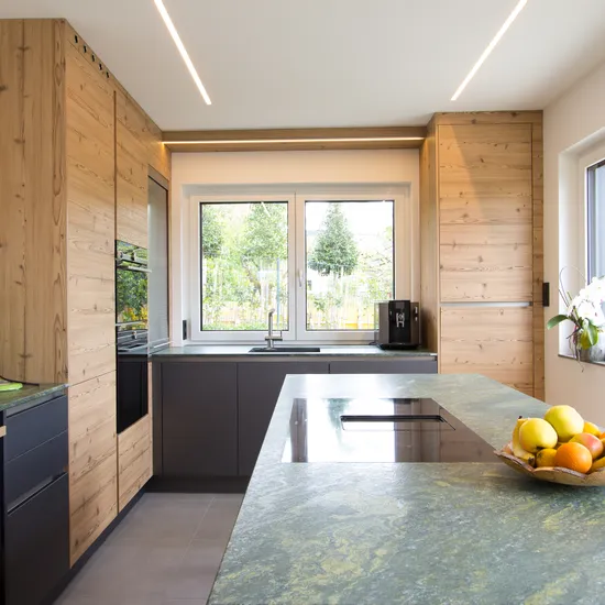 Küche in Holzoptik mit Steinplatte