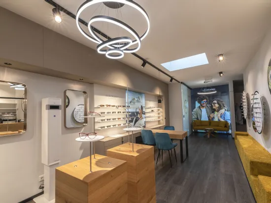 Modernes Optikgeschäft mit stilvoller Einrichtung und Sonnenbrillen auf Ausstellungsregalen