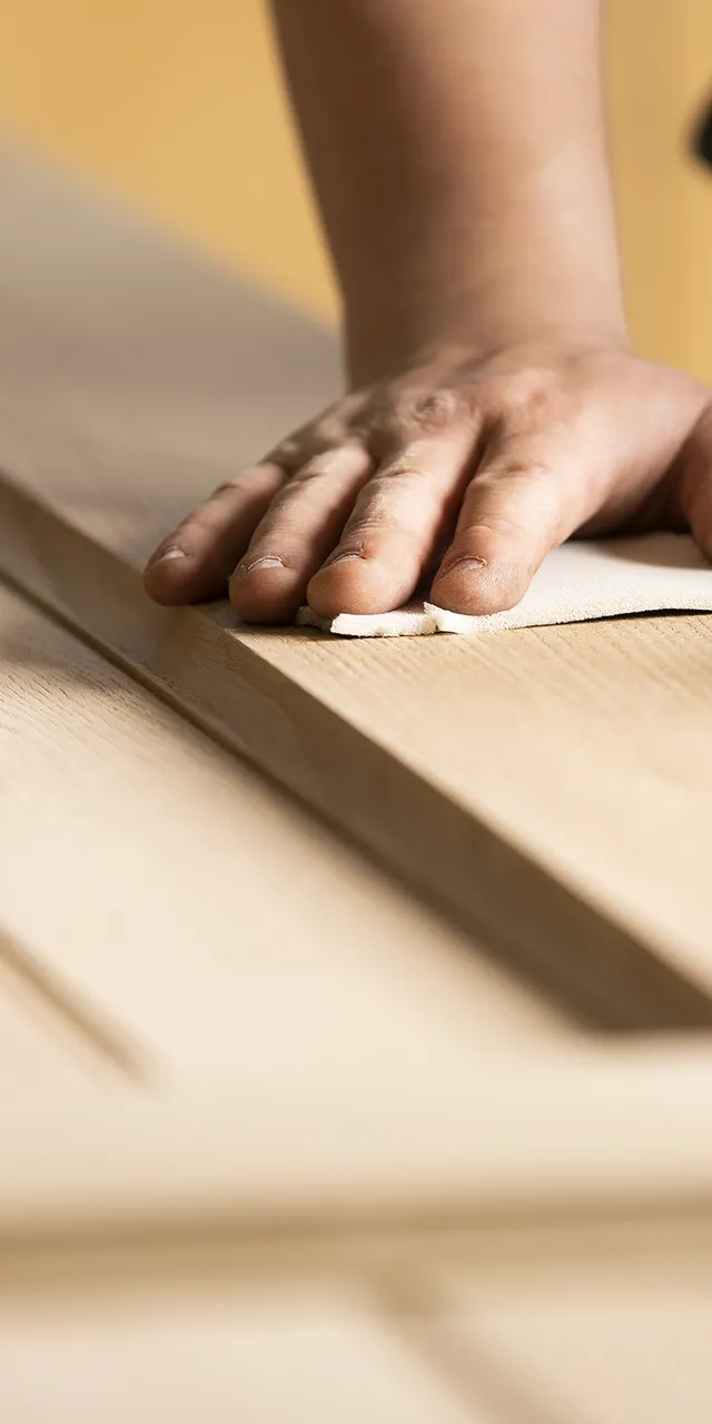 Hand schleift Holztüroberfläche für Tischlerei oder Möbelveredelung