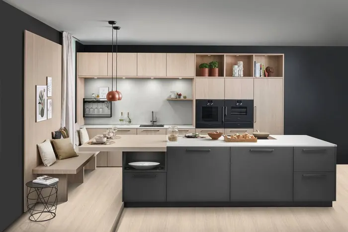 Moderne Küche mit Holzfronten, schwarzer Kochinsel und integrierter Sitzbank
