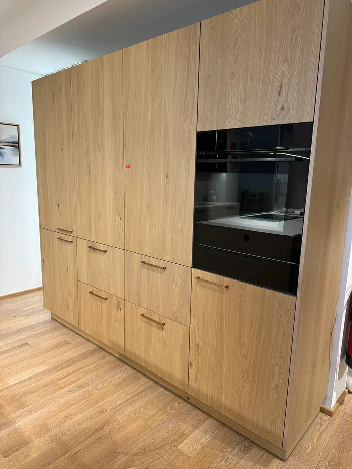 Schrank mit Drehschiebetüren geschlossen