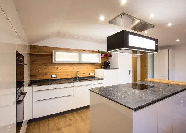 Moderne Einbauküche mit Kochinsel, Marmorarbeitsplatte und Holzrückwand