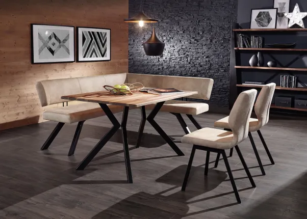 Moderne Essgruppe mit Holztisch, Eckbank und Stühlen auf dunklem Holzboden