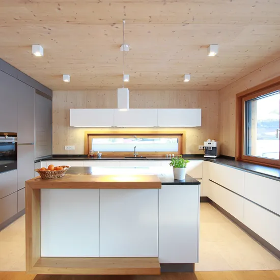 Moderne Küche im Holzhaus