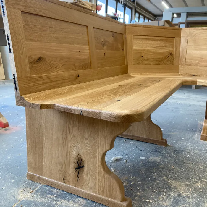 Eckbank aus massiver Eiche in einer Tischlerei in Bearbeitung