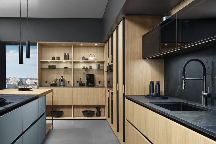 Moderne Küche mit hellen Holzmöbeln, schwarzer Arbeitsplatte und offenem Regal