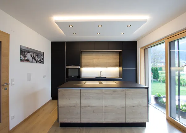 Deckenabhängung mit eingefräster LED-Beleuchtung
