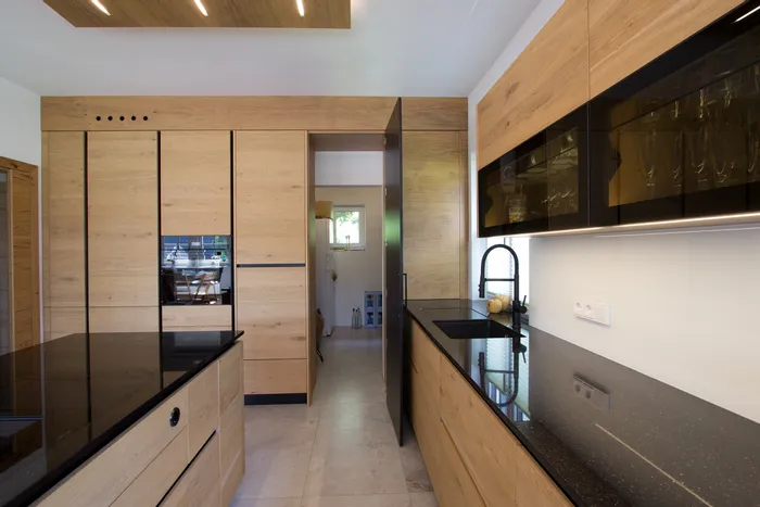 Versteckte Speisekammer mit schwarzer Glastüre