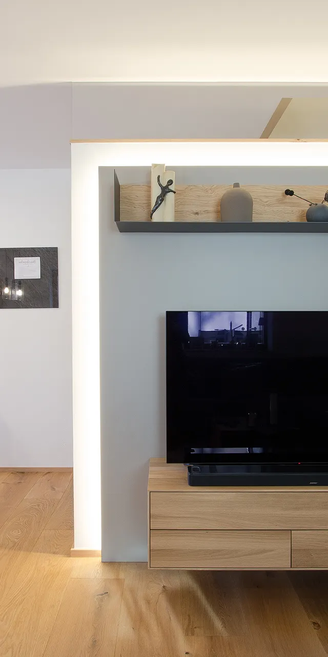Moderne Wohnküche mit Holzfußboden, Fernseher und minimalistischer Einrichtung