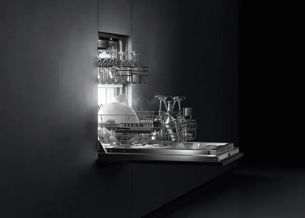 Offene Einbaugeschirrspülmaschine mit sauberem Geschirr und Gläsern in modernem Küchendesign