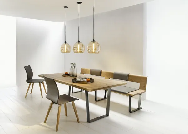 Modernes Esszimmer mit Holztisch, Lederstühlen, Bank und Glaspendelleuchten