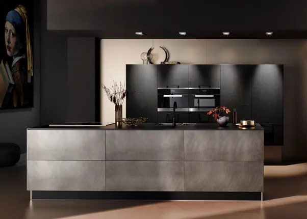 Moderne Designküche mit dunklen Schränken, Kochinsel aus gebürstetem Metall und stilvoller Beleuchtung