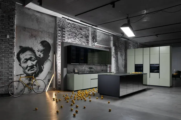 Moderne Küche mit Industrie-Design, Zitrone auf Boden verteilt, Wandbild von Vater mit Kind