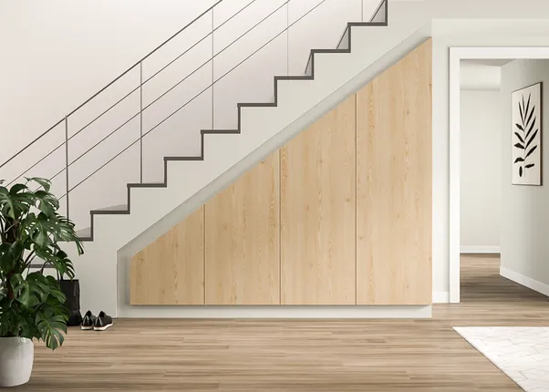 Moderner Stauraum aus Holz unter Treppe mit Pflanze und Schuhen im Eingangsbereich