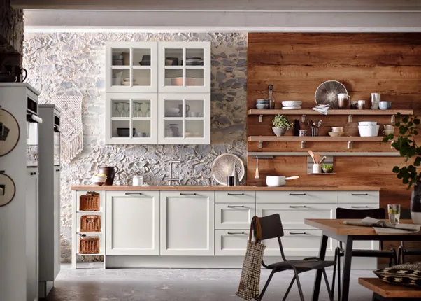 Moderne Landhausküche mit weißen Schränken, Holzarbeitsplatte und offener Regalwand