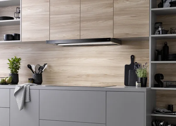 Moderne graue Küche mit Holzdekor, Pflanzen, Küchenutensilien und offenen Regalen