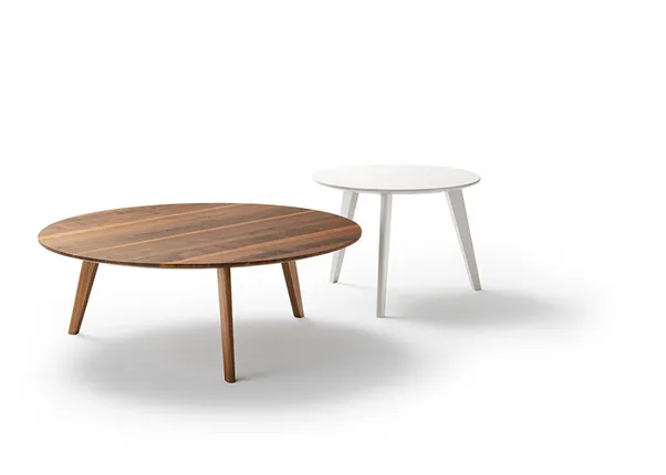 Runder Couchtisch aus Holz neben kleinem weißen Beistelltisch auf weißem Hintergrund