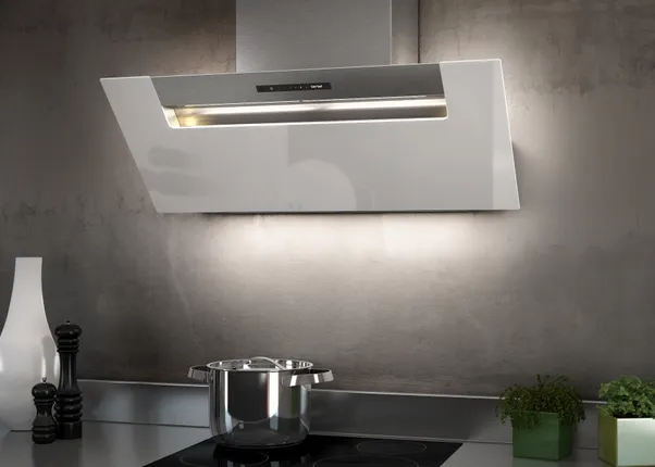 Moderne Dunstabzugshaube mit LED-Beleuchtung über einem Elektroherd in einer Küche