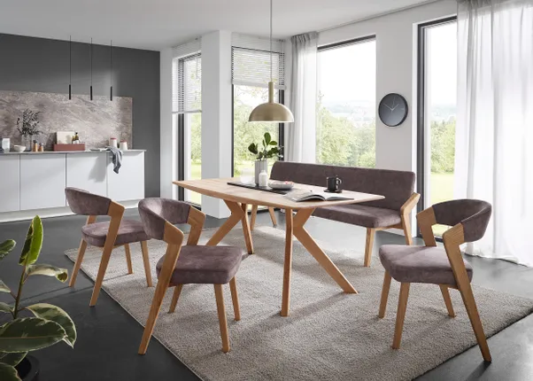 Modernes Esszimmer mit Holztisch, gepolsterten Stühlen und großer Fensterfront