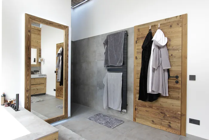 Innentüre in Altholz passend zur Einrichtung