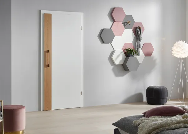 Modernes Schlafzimmer mit weißer Tür, Wandleuchte, Sechseck-Regalen und skandinavischer Dekoration