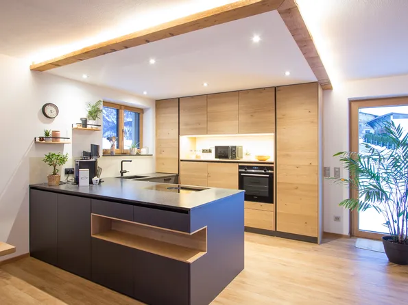 Moderne Holzküche mit grauer Insel