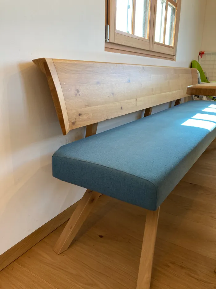 Sitzbank mit Holzlehne