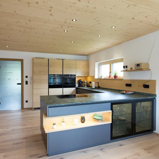 Küche grau und Fichtenholz