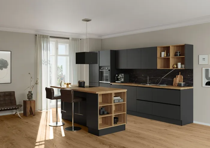 Moderne schwarze Küche mit Holzarbeitsplatten, Kücheninsel und Tageslicht durch Fenster