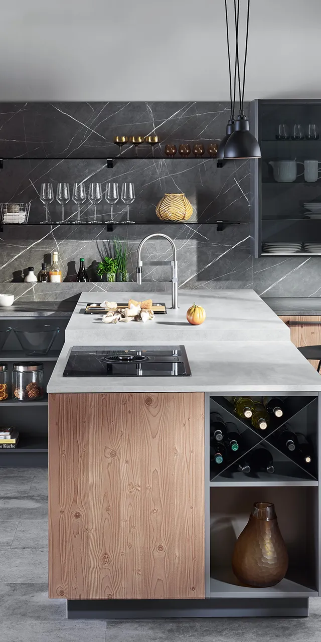 Moderne Küche mit Kochinsel, Holzfronten, schwarzem Marmor und großen Fenstern